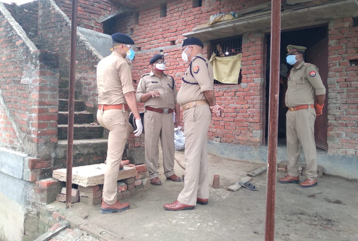 Dead body of husband wife found in a room of a house in ayodhya.