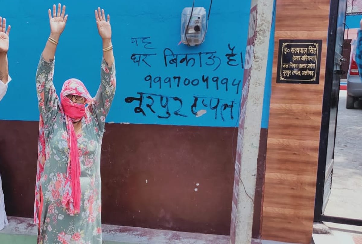 Noorpur people writes house for sale ads on their gates