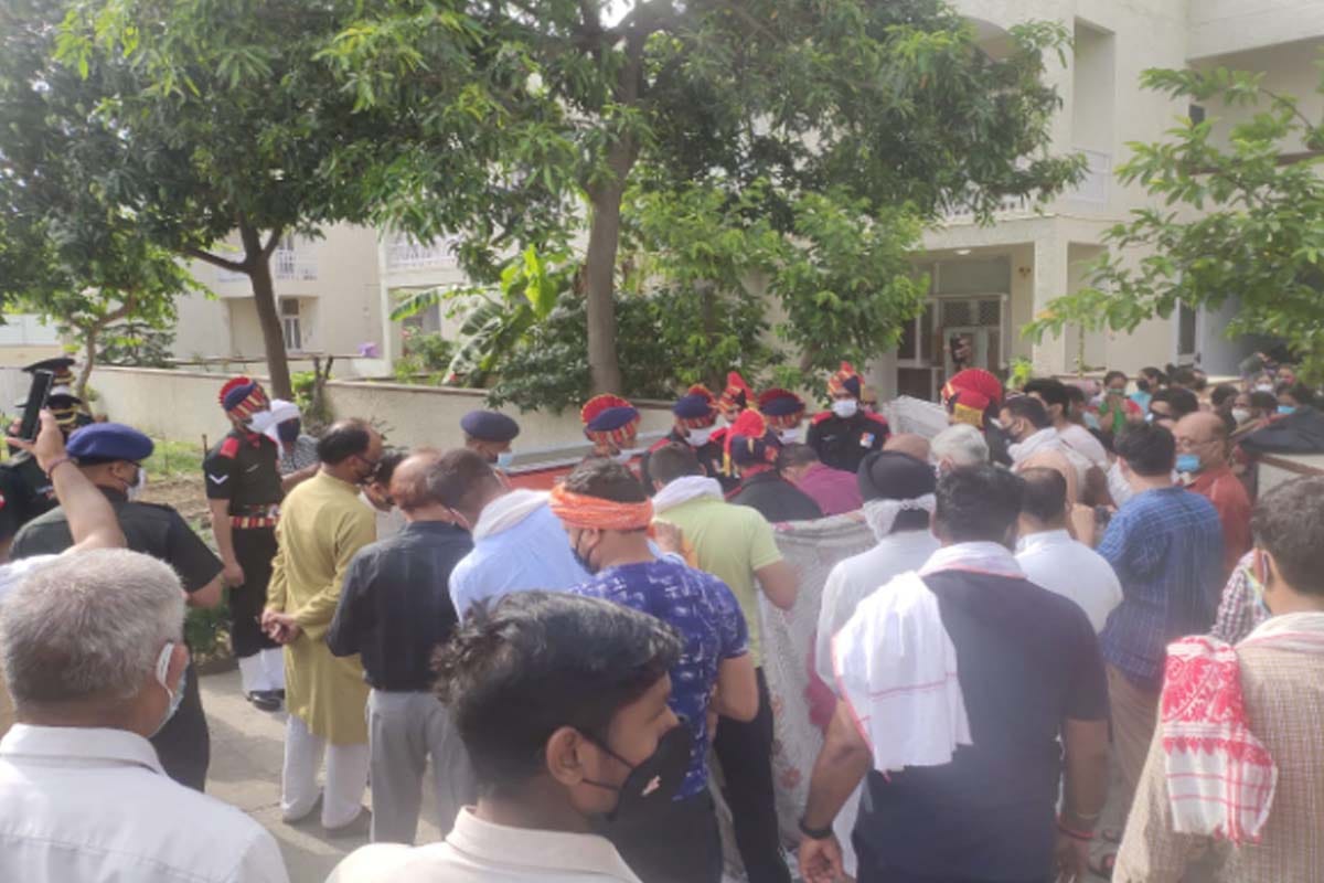Martyr Captain Shreyansh Kashyap have cremated by father in Meerut and see photos
