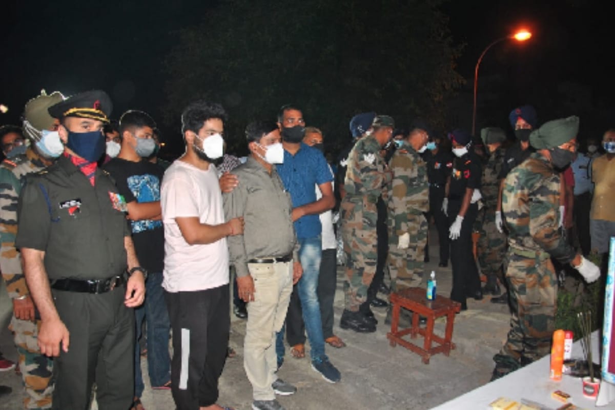 Martyr Captain Shreyansh Kashyap have cremated by father in Meerut and see photos