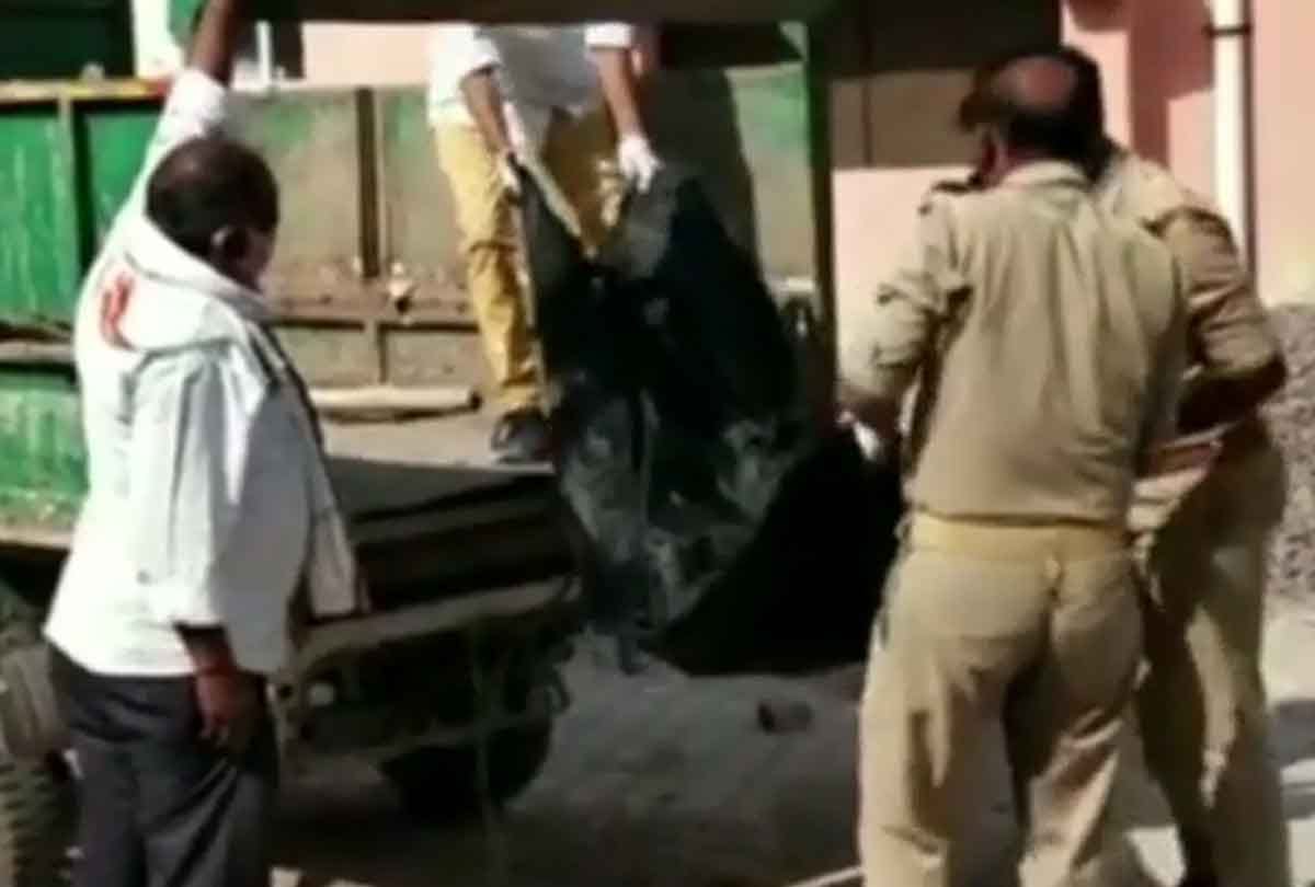 Death in hospital, son take father's dead body in garbage truck for funeral
