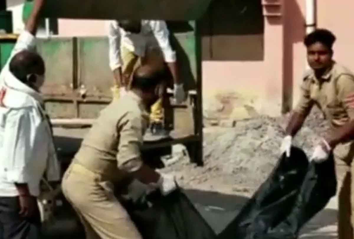 Death in hospital, son take father's dead body in garbage truck for funeral