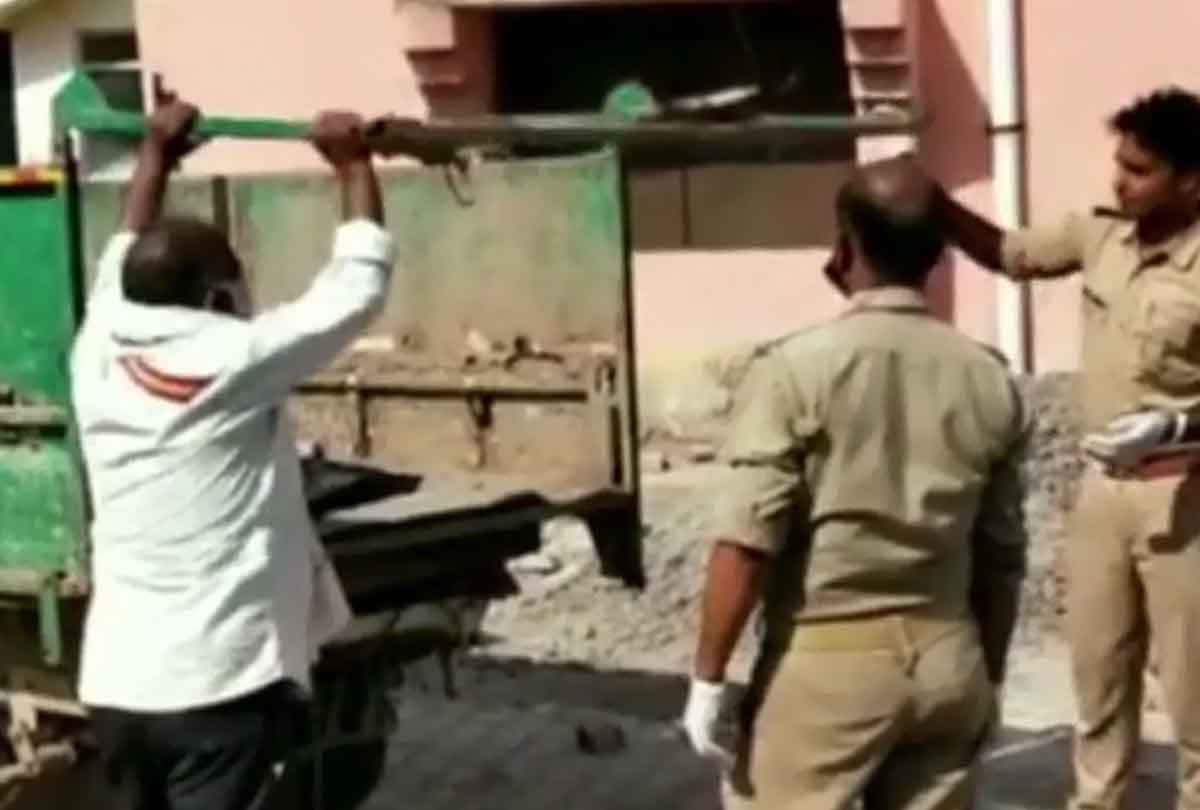 Death in hospital, son take father's dead body in garbage truck for funeral