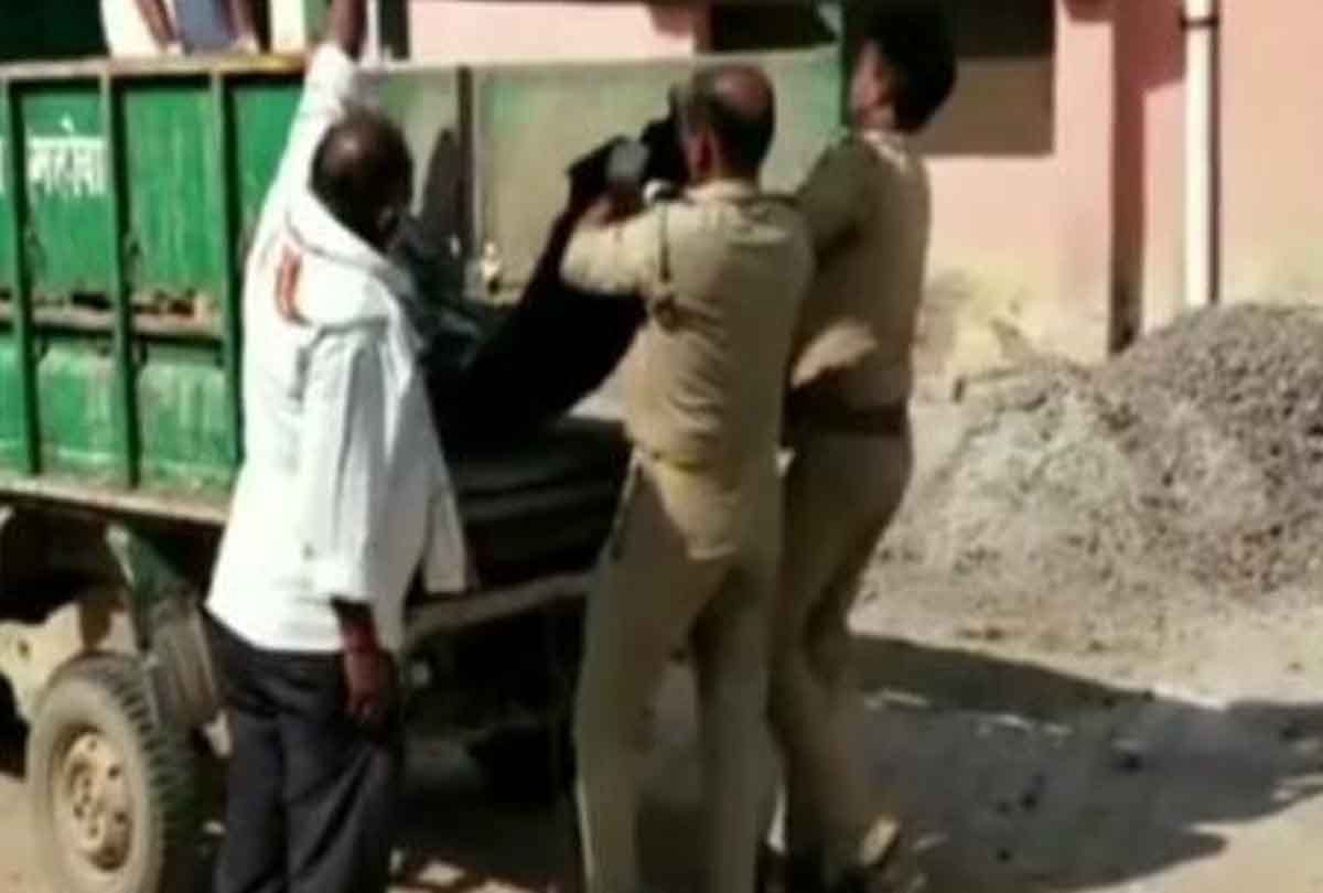 Death in hospital, son take father's dead body in garbage truck for funeral