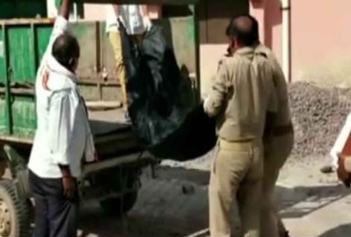 Death in hospital, son take father's dead body in garbage truck for funeral
