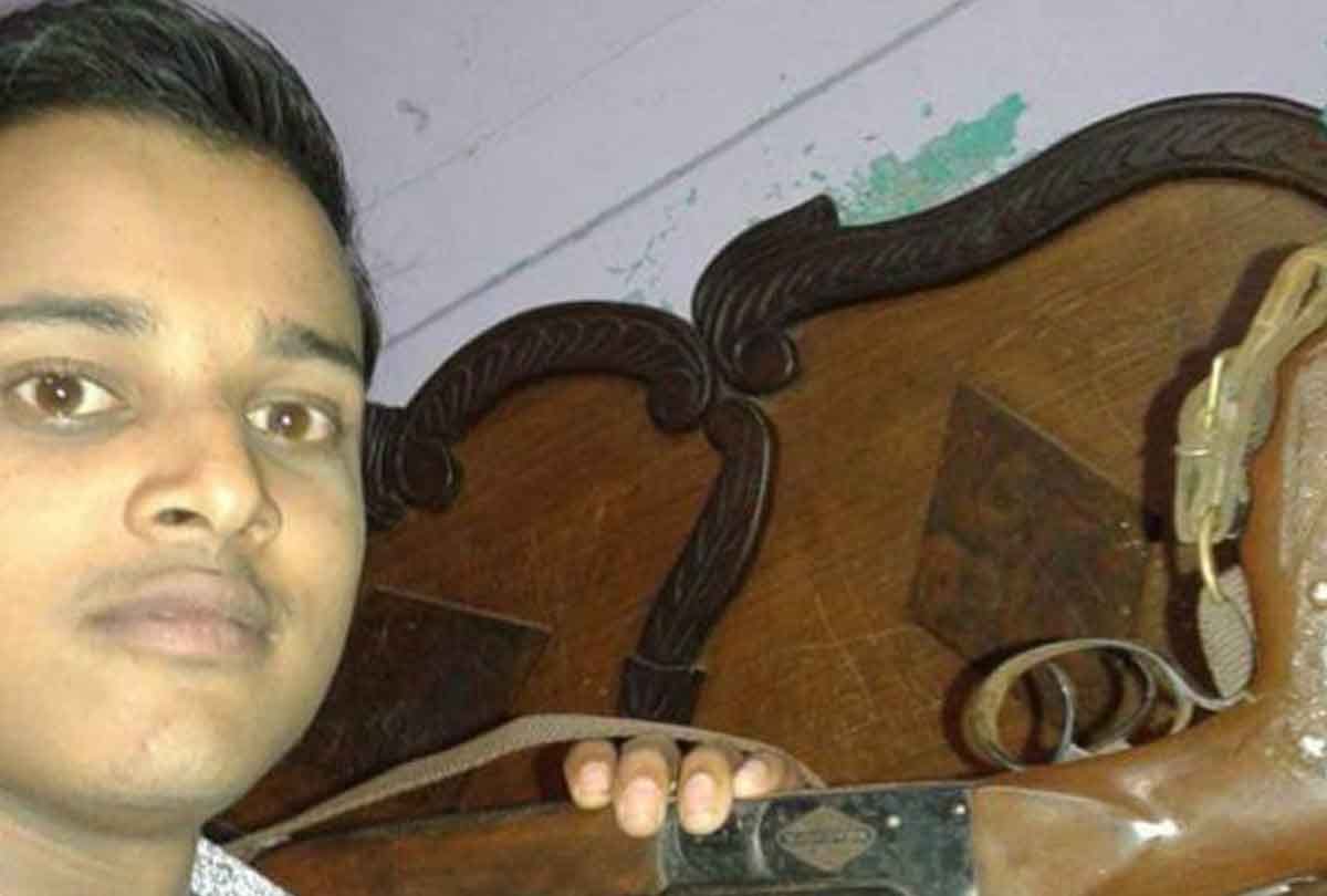 leader of Hindu vahini sold revolver and pistol through social media