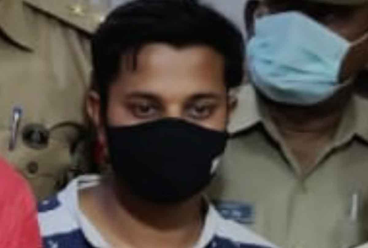 leader of Hindu vahini sold revolver and pistol through social media