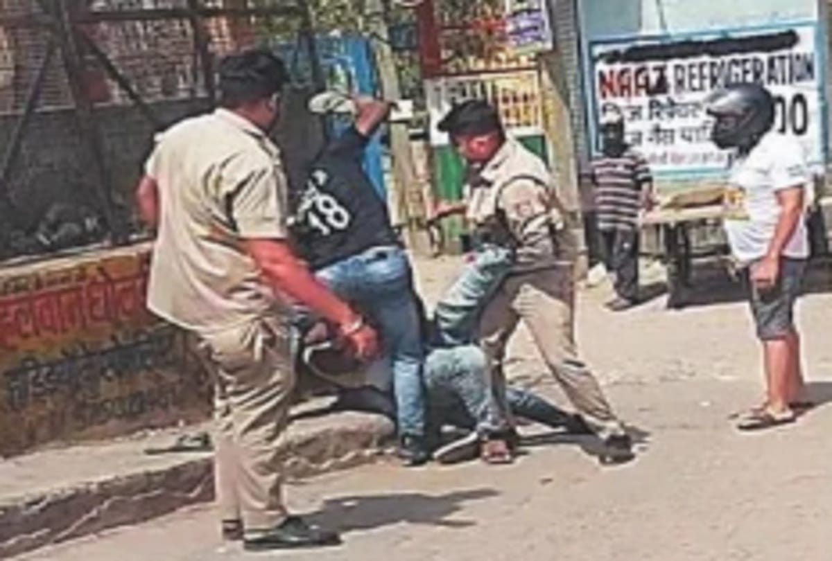 Delhi news :Volunteers brutally beat up young man video goes viral
