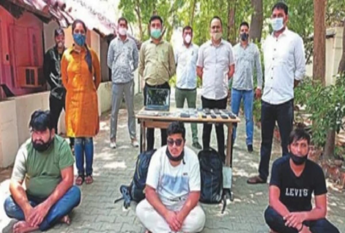 Delhi news :Three arrested for cheating bonus points on credit cards