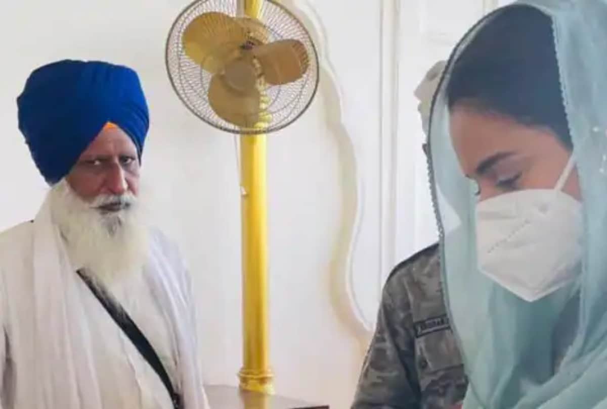 Kangana Ranaut Visits Golden Temple In Amritsar For The First Time Users Brutally Trolled Her