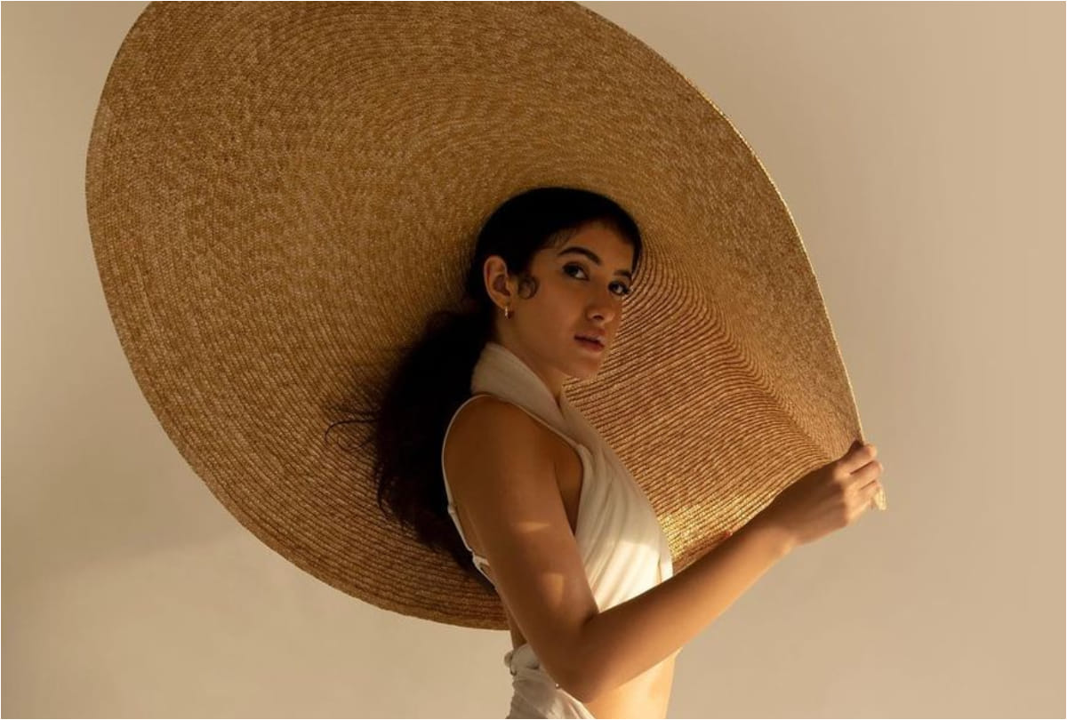 shanaya kapoor raises hotness in wearing white transparent clothes show her slim figure