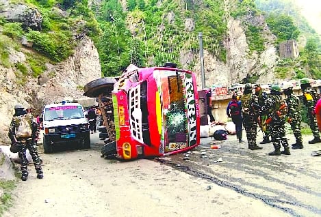 Overload bus overturned in Ramban's bloody stream, 22 injured, all from Bareilly district