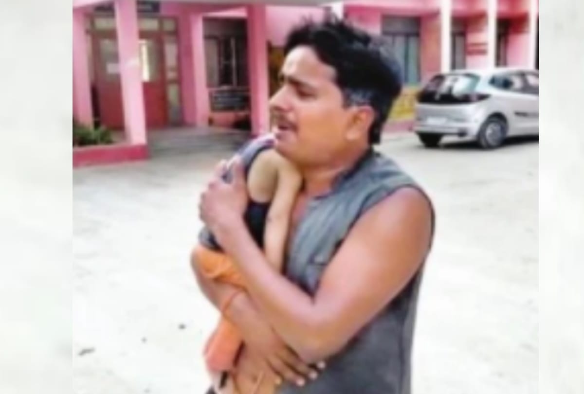 A child died in her father's lap in Barabanki.