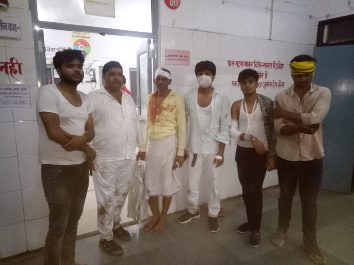 Gharatis beat up Baratis many injured in mirzapur