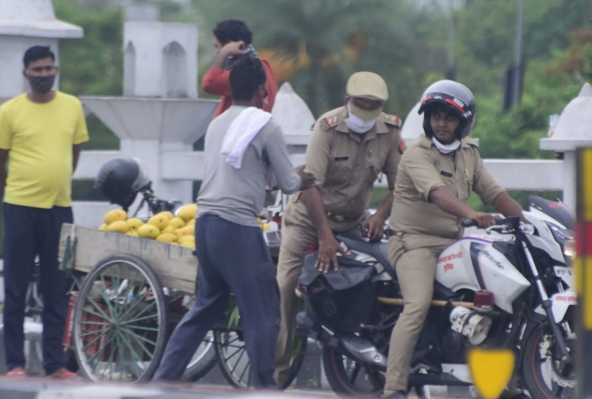 SHO helped fruit seller in Lucknow.
