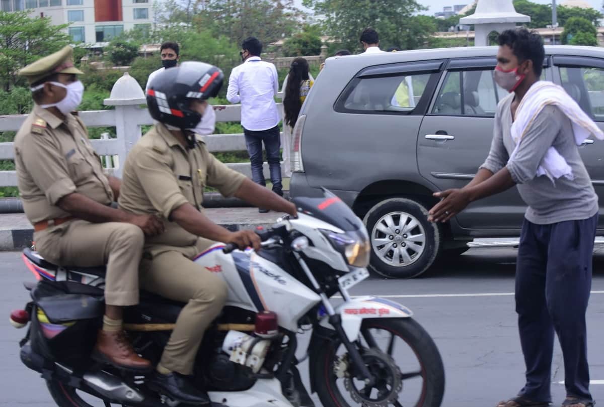 SHO helped fruit seller in Lucknow.