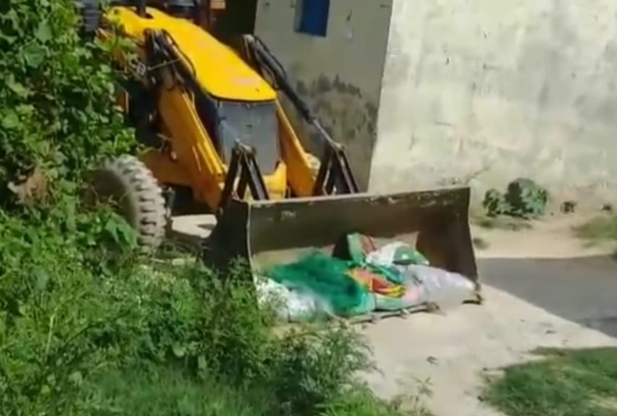 corona death father Buried to JCB by son in sant kabir nagar