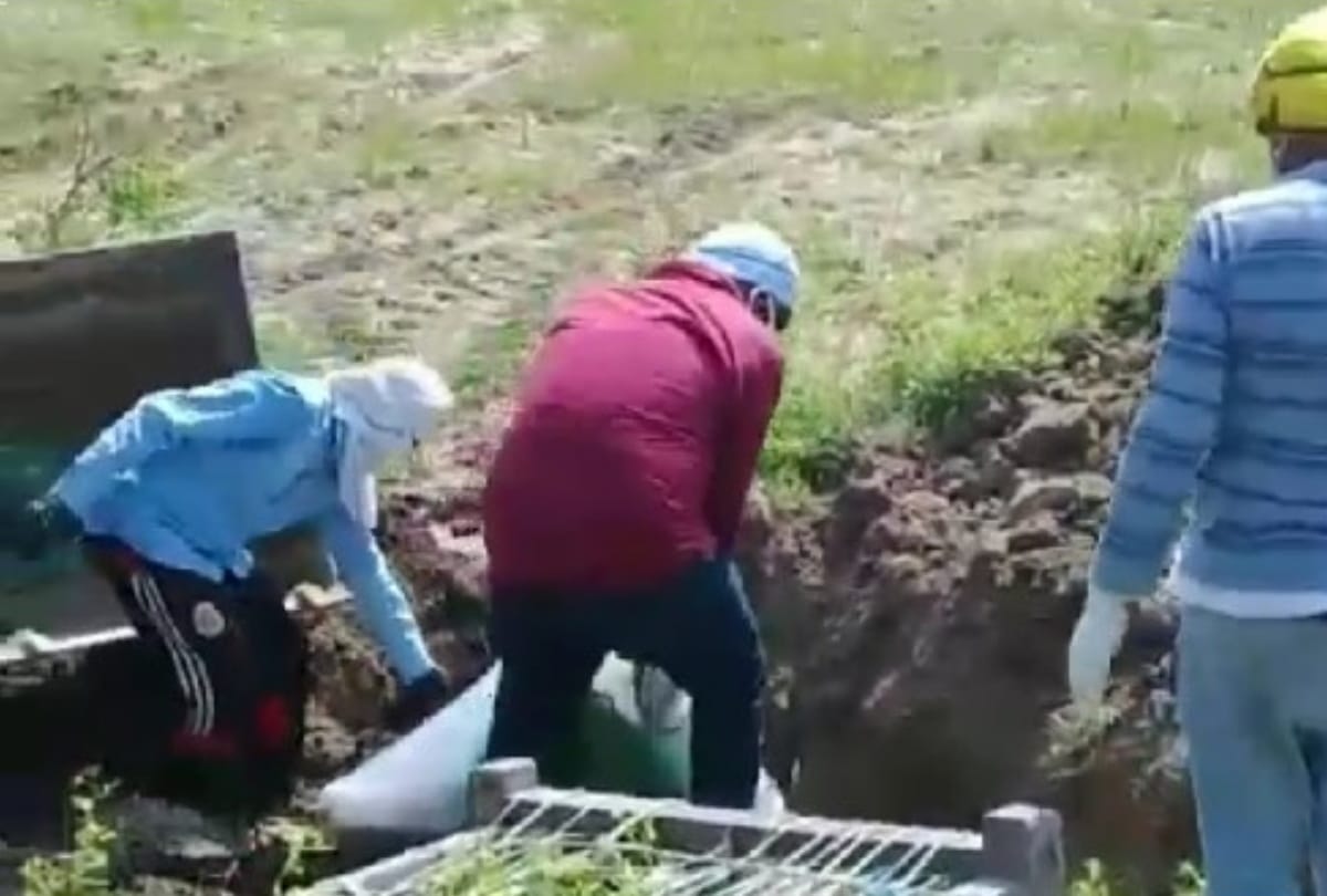 corona death father Buried to JCB by son in sant kabir nagar