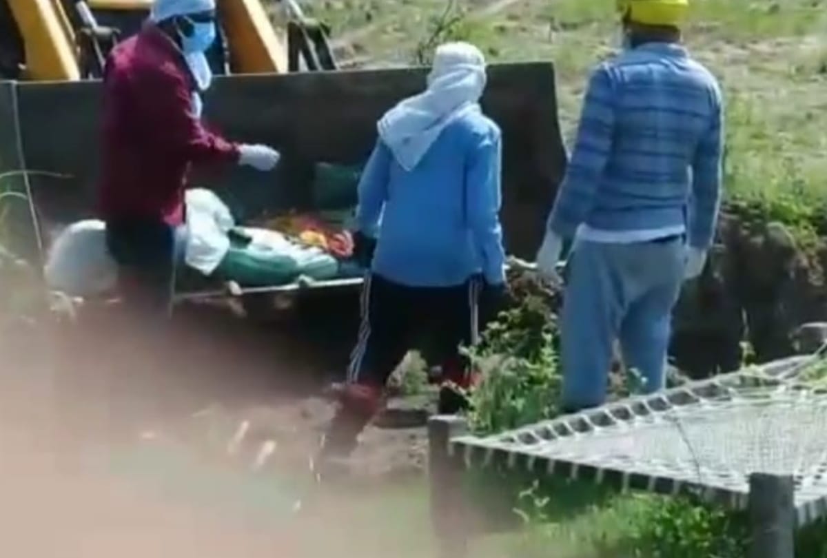 corona death father Buried to JCB by son in sant kabir nagar