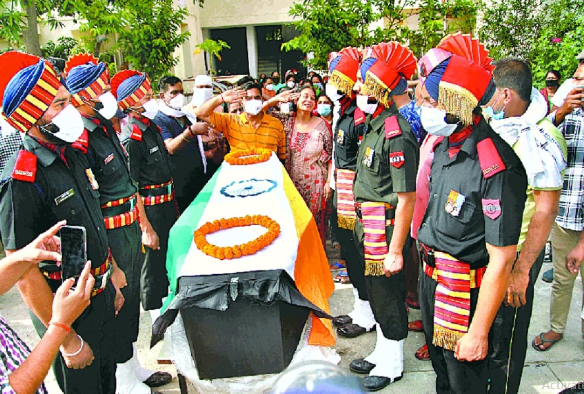 martyr Captain shreyansh resident of varanasi funeral in Meerut CM yogi adityanath gives RS 50 lakh and a job to family member