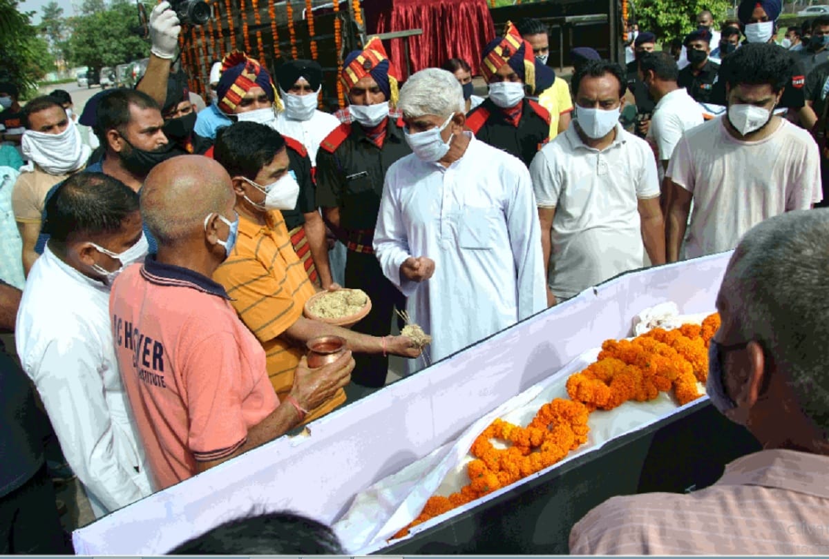 martyr Captain shreyansh resident of varanasi funeral in Meerut CM yogi adityanath gives RS 50 lakh and a job to family member