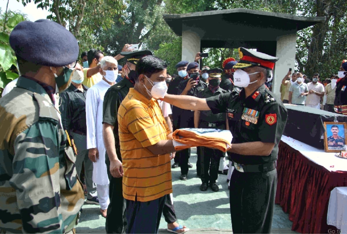 martyr Captain shreyansh resident of varanasi funeral in Meerut CM yogi adityanath gives RS 50 lakh and a job to family member