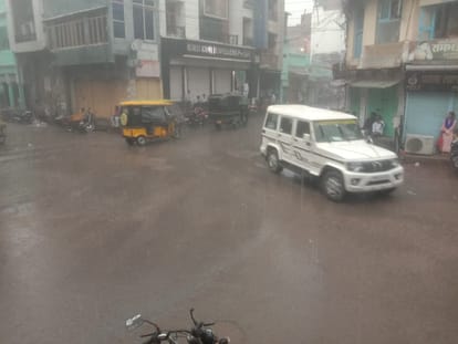 weather changed  in many districts of Purvanchal including Varanasi rains brought relief from the heat and humidity