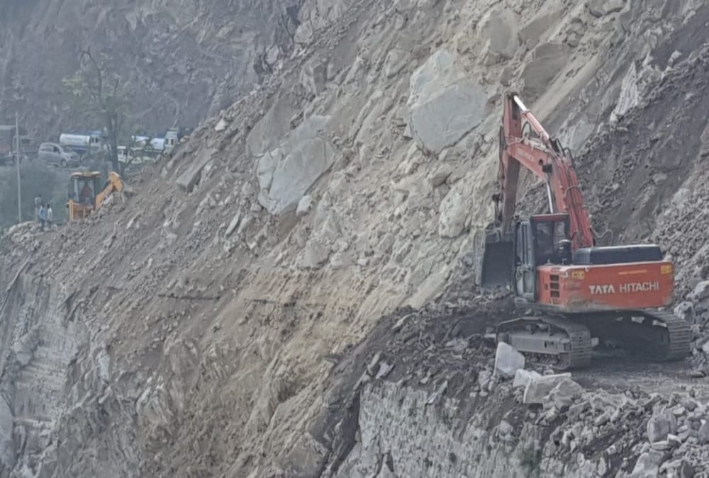 Uttarakhand Weather Update Today : Stones Continue Fall on Rishikesh Badrinath highway Photos