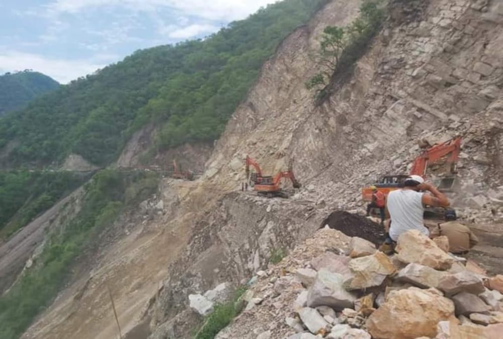 Uttarakhand Weather Update Today : Stones Continue Fall on Rishikesh Badrinath highway Photos