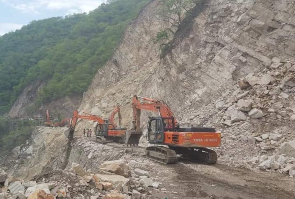 Uttarakhand Weather Update Today : Stones Continue Fall on Rishikesh Badrinath highway Photos