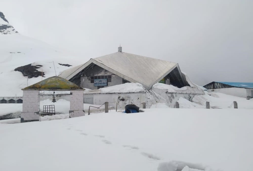 Uttarakhand Weather News: Hemkund Sahib Covered with five feet Snow beautiful Photos