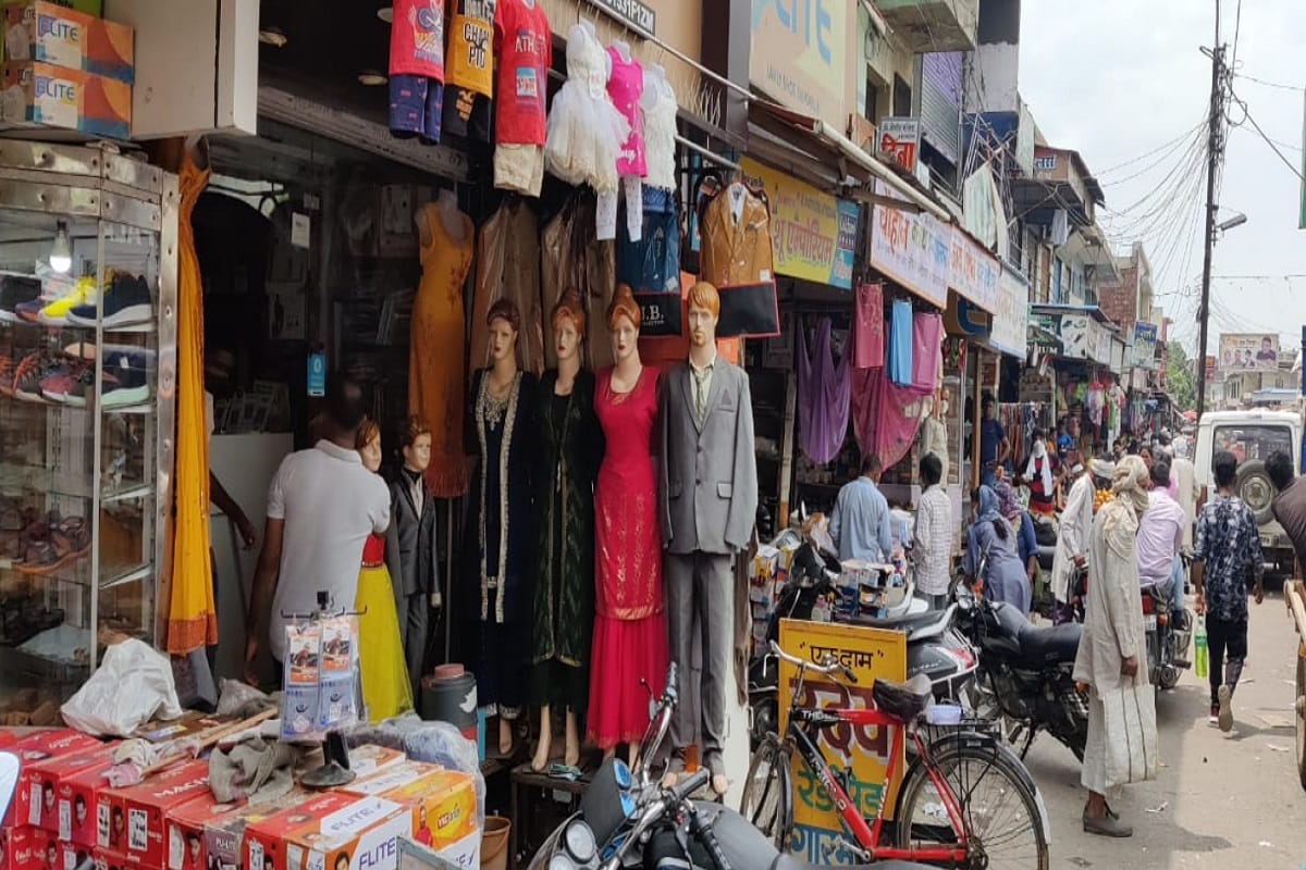 Unlock in UP: first day markets open in Bijnor and Baghpat city and people is shopping and see photos