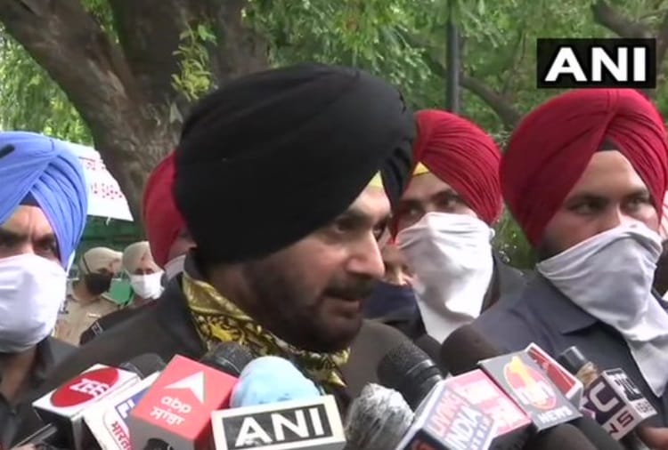 Punjab MLA Navjot Singh Sidhu meet Congress leaders in Delhi