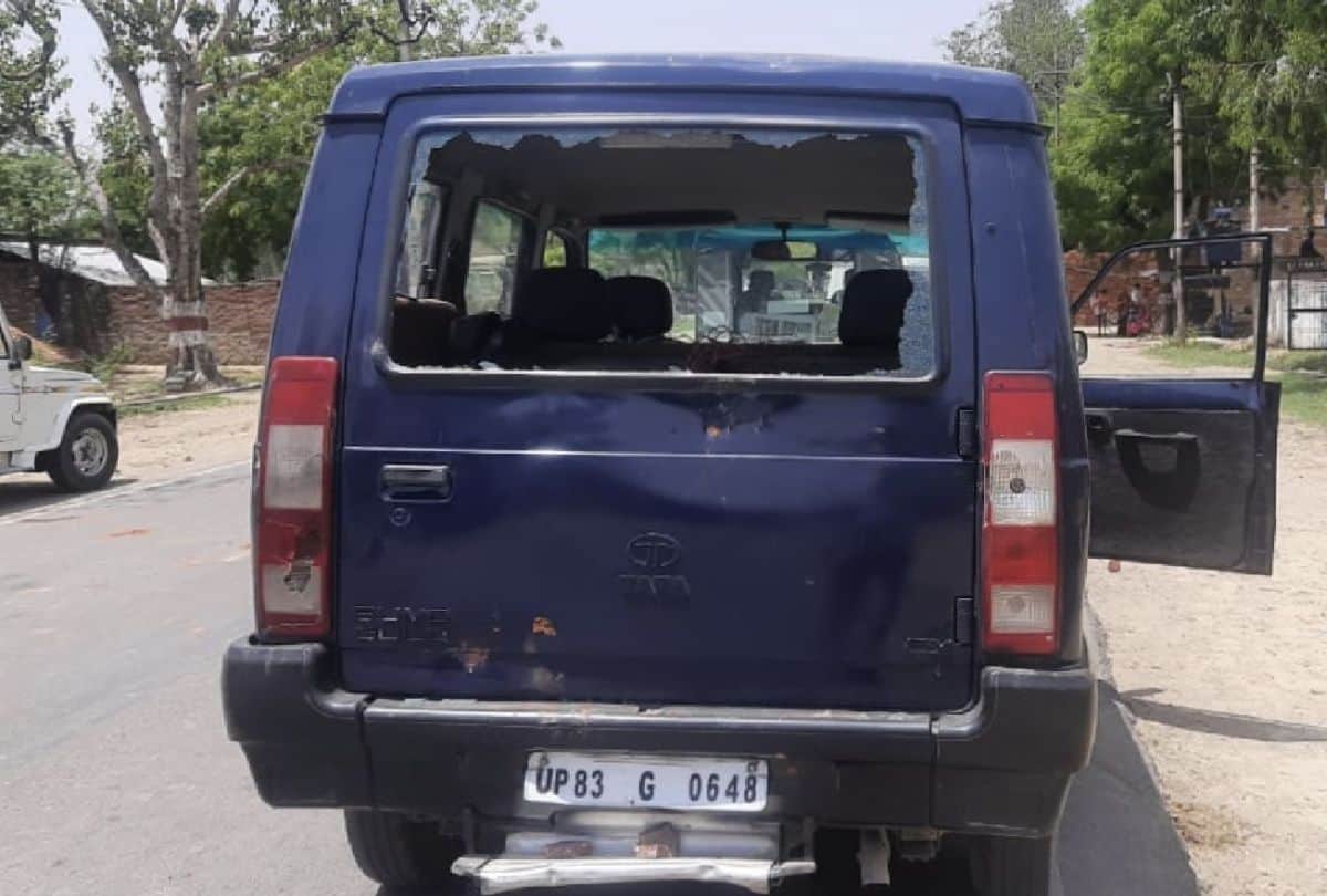 angry villagers stone pelting on roadways buses over water problem in firozabad