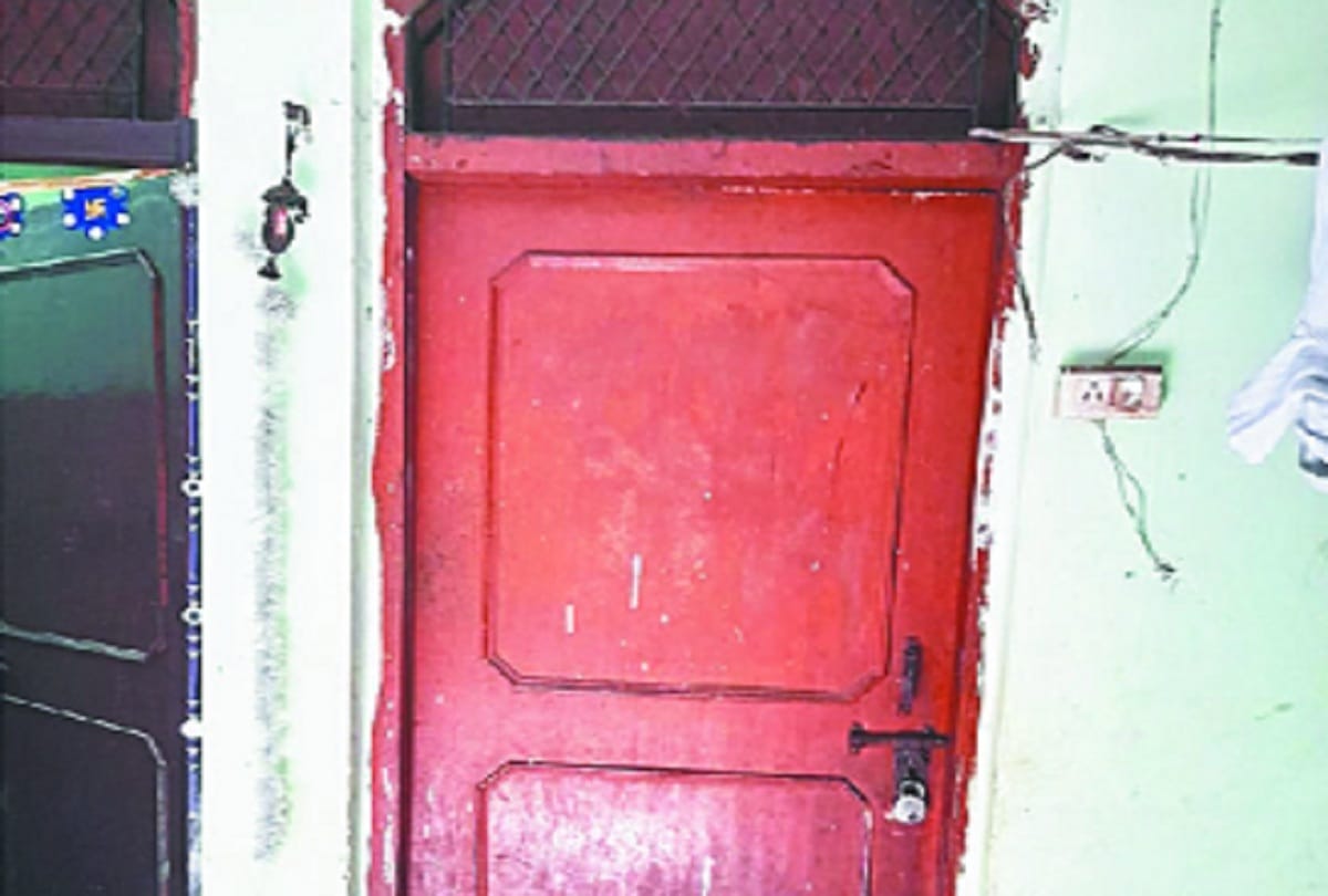 Dead body of young couple found hanging in a room at Ghaziabad