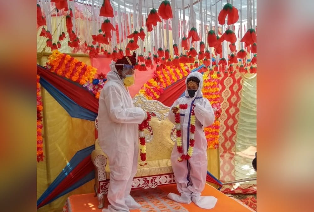 Coronavirus in Uttarakhand: Bride and Groom Doing marriage after Wearing PPE Kit in nainital