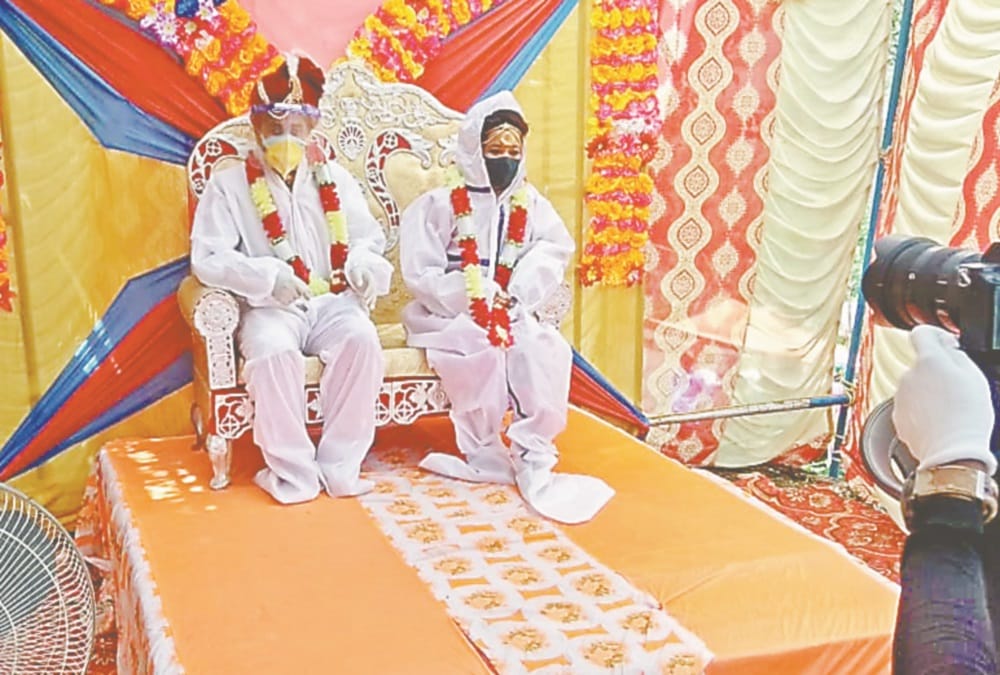 Coronavirus in Uttarakhand: Bride and Groom Doing marriage after Wearing PPE Kit in nainital