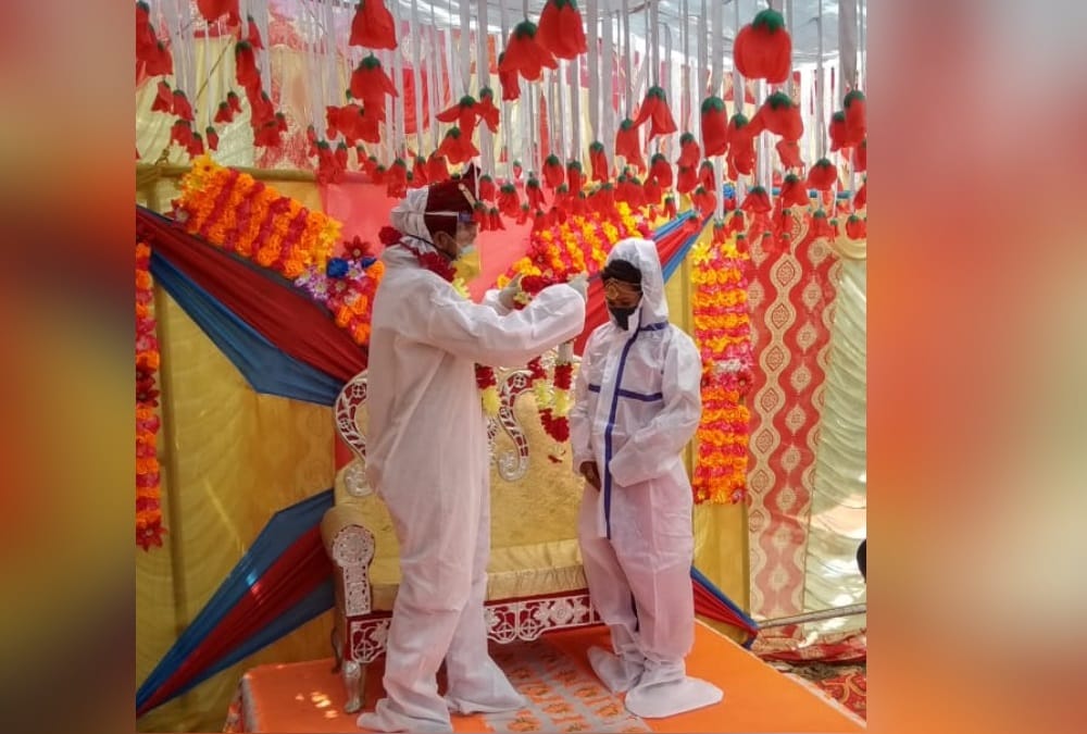 Coronavirus in Uttarakhand: Bride and Groom Doing marriage after Wearing PPE Kit in nainital