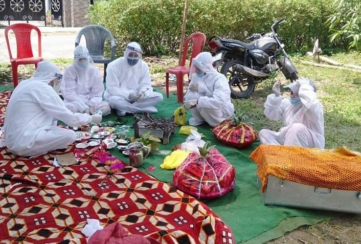 Coronavirus in Uttarakhand: Bride and Groom Doing marriage after Wearing PPE Kit in nainital