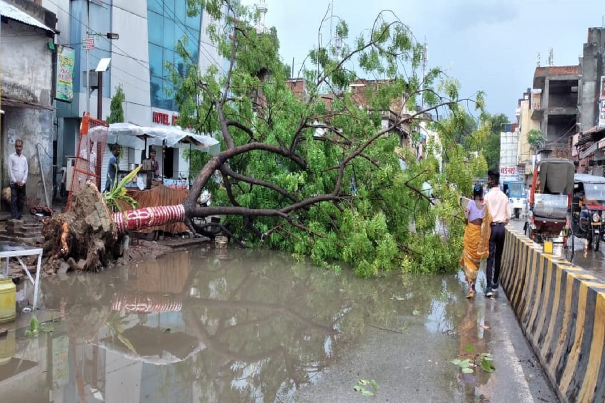 weather changed  in many districts of Purvanchal including Varanasi rains brought relief from the heat and humidity