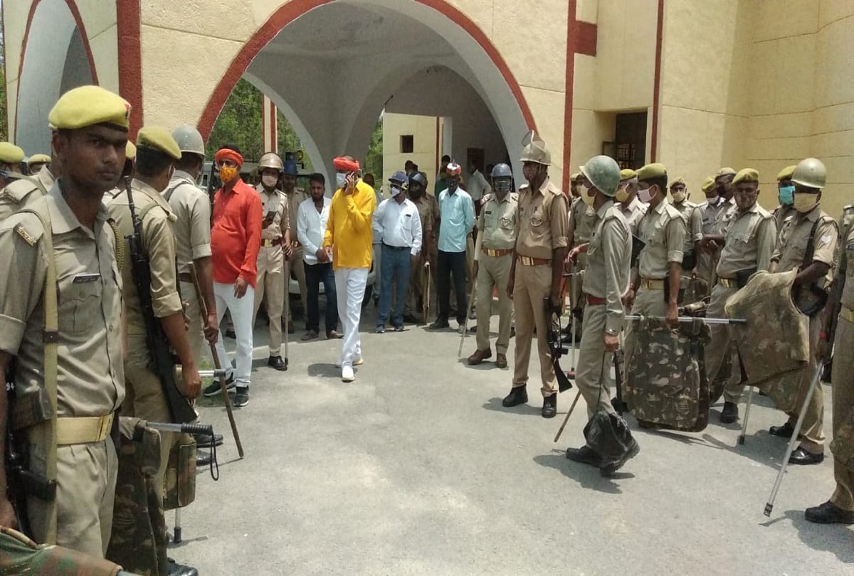 karni sena workers protest in mau collectorate campus uproar Slogans against administration three people arrested