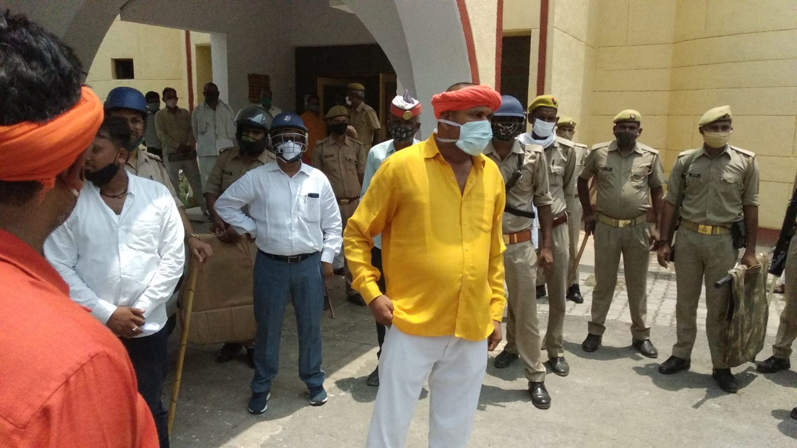 karni sena workers protest in mau collectorate campus uproar Slogans against administration three people arrested