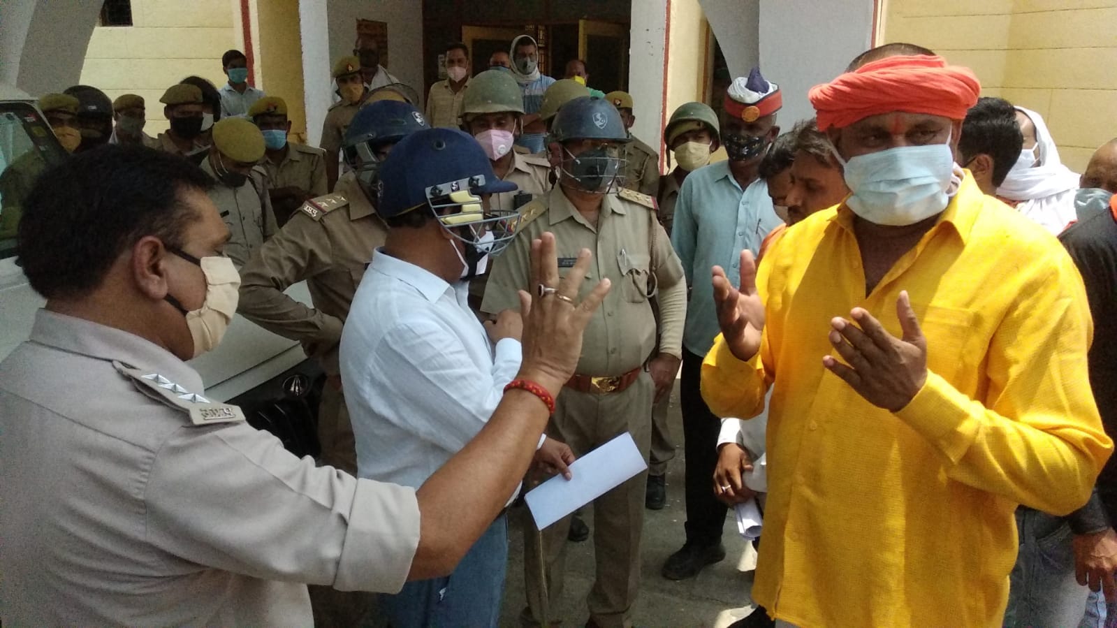 karni sena workers protest in mau collectorate campus uproar Slogans against administration three people arrested