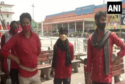 रेलवे स्टेशन पर कुली।