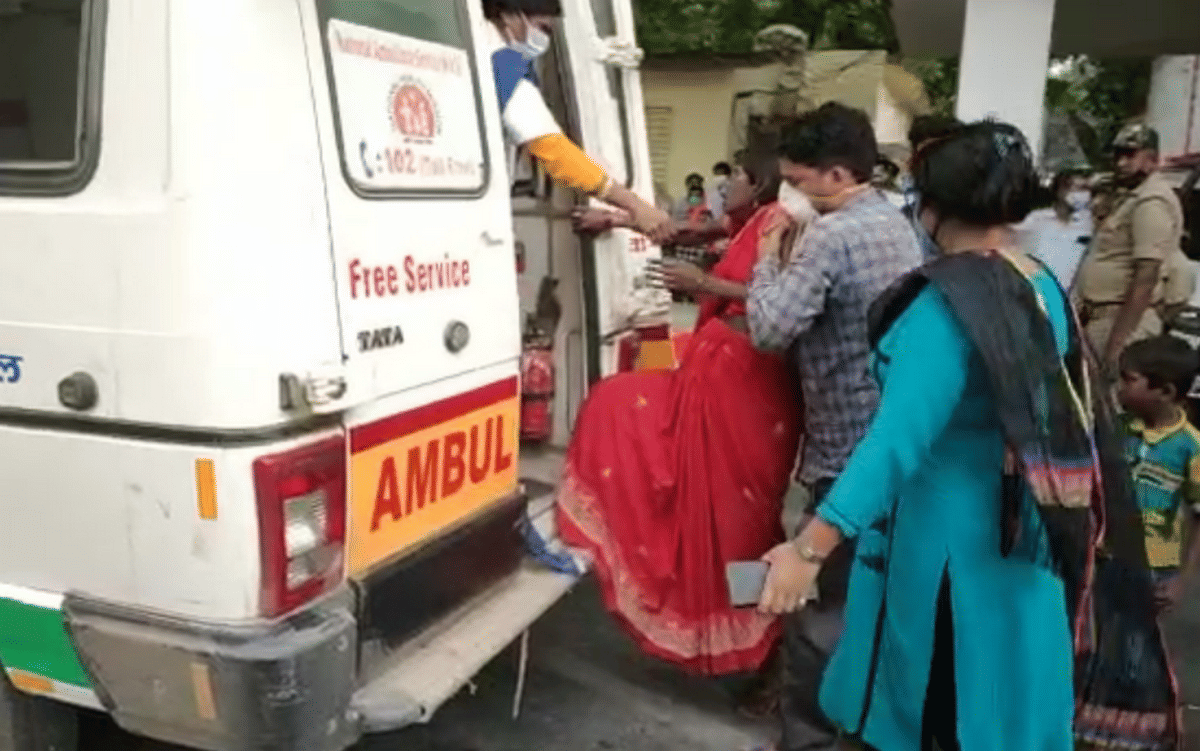 complainant woman reached DM office for complaint sudden labor pain DM sent to hospital in mirzapur