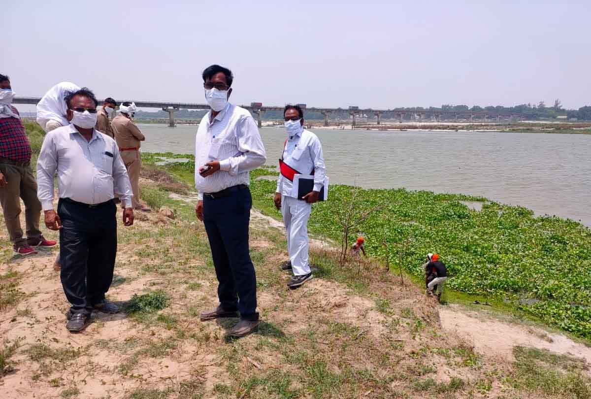 Fatehpur: corpse flowi in Ganga again, officers arrived and performed last rites