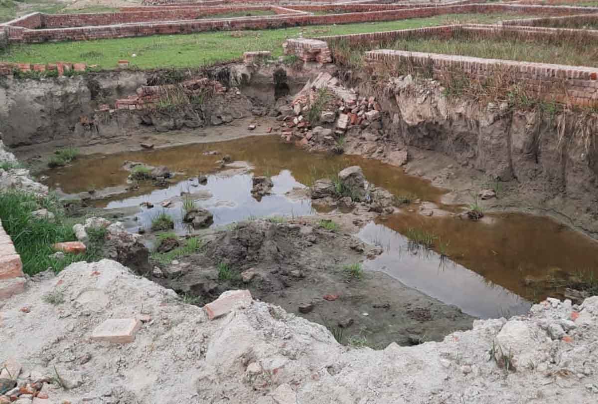 Seize two dumpers engaged in illegal mining: mining mafia sieved the land, the fields turned into pits