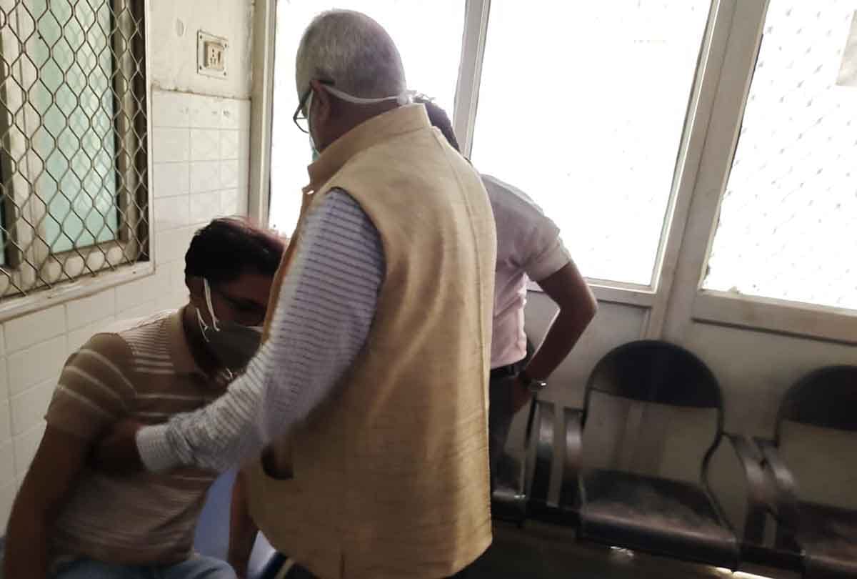 Unnao: After getting the corona vaccine, young man got dizzy