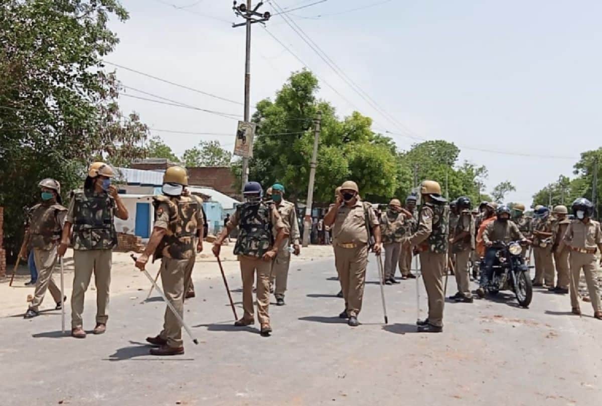 angry villagers stone pelting on roadways buses over water problem in firozabad