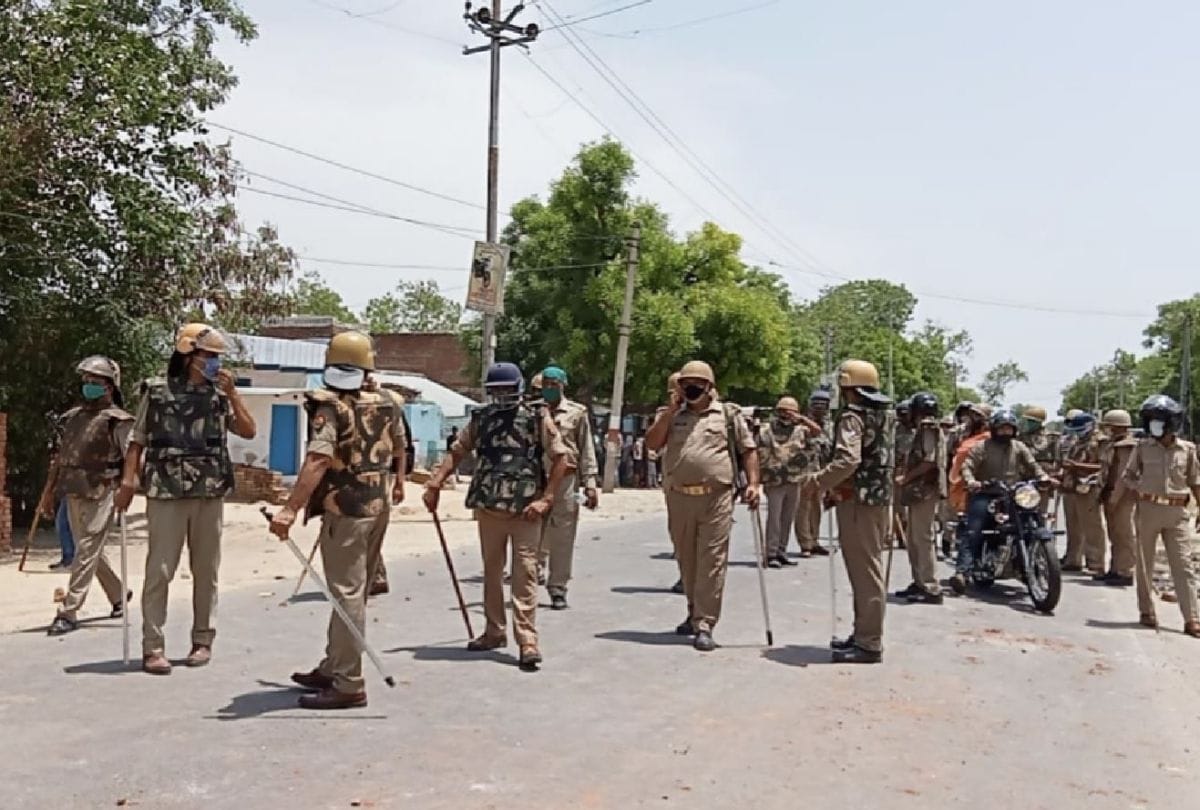 angry villagers stone pelting on roadways buses over water problem in firozabad
